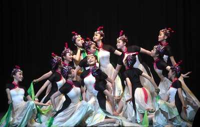 大團小團拉手譜寫青春樂章,16所高校4萬余名學生文藝行