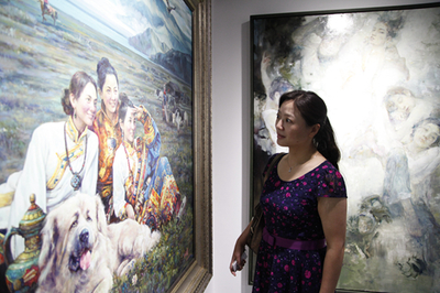 省文聯(lián)文藝創(chuàng)作研討會(huì)參會(huì)代表參觀2014四川美術(shù)作品展